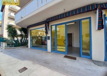 Foto 1 - Locale Commerciale VIA VENEZIA
 
30, Tortoreto - foto 1