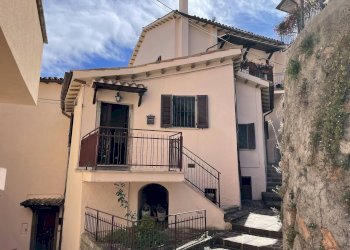 Foto 1 - Trilocale Cerreto di Spoleto Via Del Cassero
 
6, Cerreto di Spoleto - foto 1