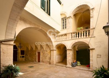 Foto 3 - Stabile - Palazzo Piazza Sedile San Marco
 
9, Trani - foto 3