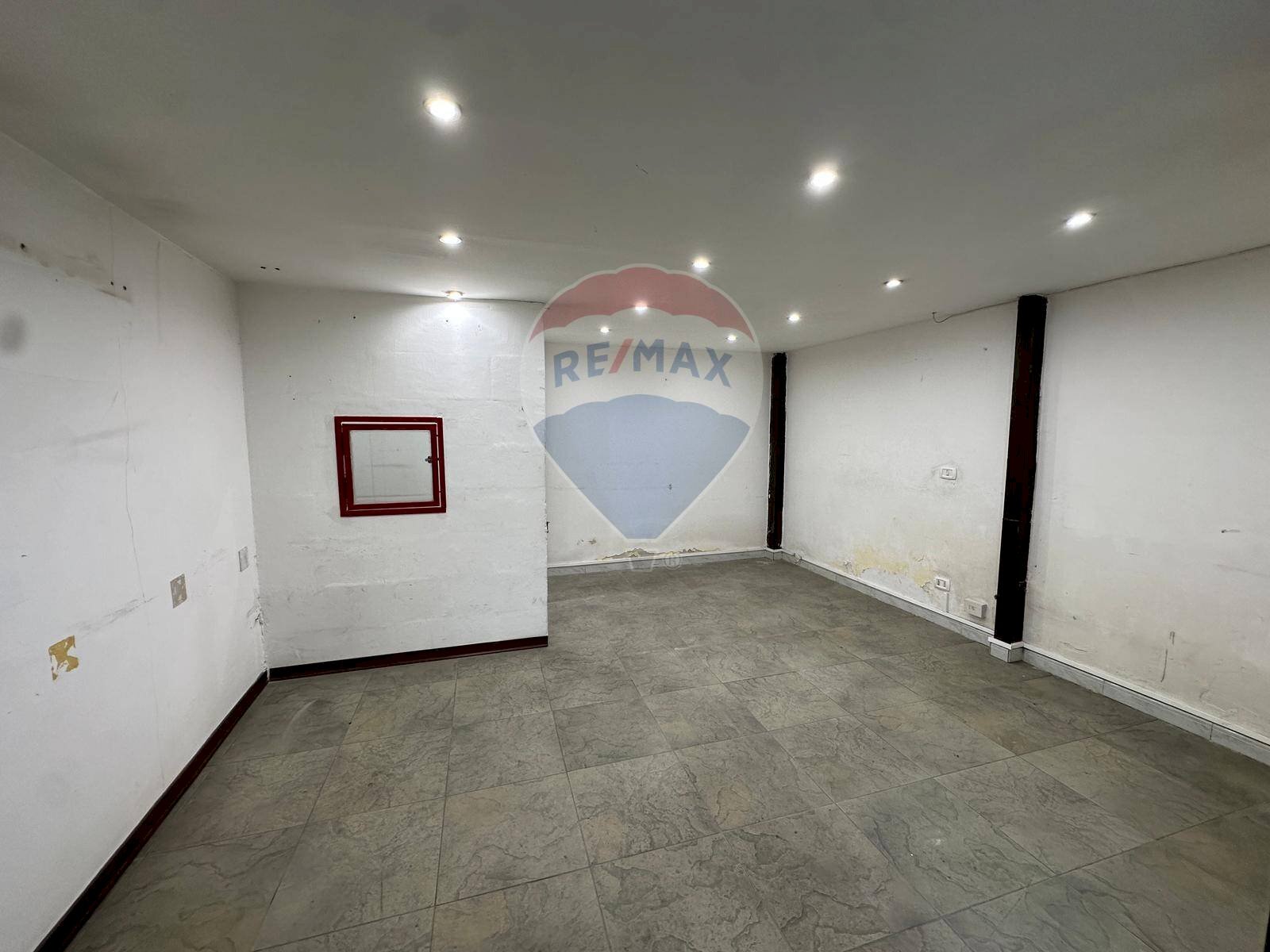 Stanza vuota - Negozio Via Armando Diaz
 
98, Casoria - foto 3