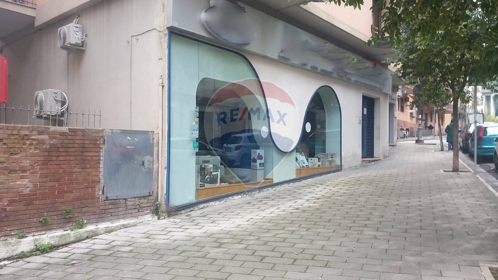 Edificio all\'aperto - Locale Commerciale Via Lorenzo Cavaliero
 
15-19, Salerno - foto 2