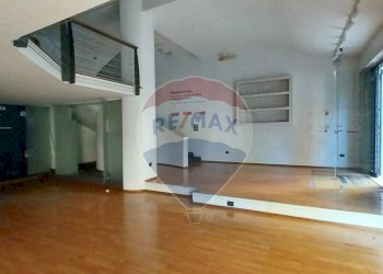 Stanza vuota - Locale Commerciale Via Lorenzo Cavaliero
 
15-19, Salerno - foto 16