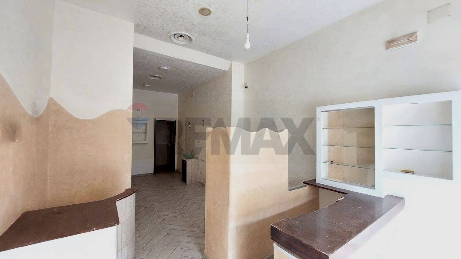 Open space luminoso 31 mq - Locale Commerciale Via Ferrante Imparato
 
209-211, Napoli - foto 2