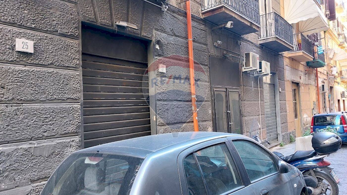 Edificio all\'aperto - Locale Commerciale Vico Maglioli
 
21, Napoli - foto 2