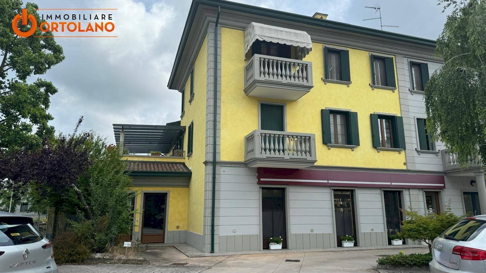 Foto 1 - Locale Commerciale Via F.lli Mucchiut
 
2, Sagrado - foto 1