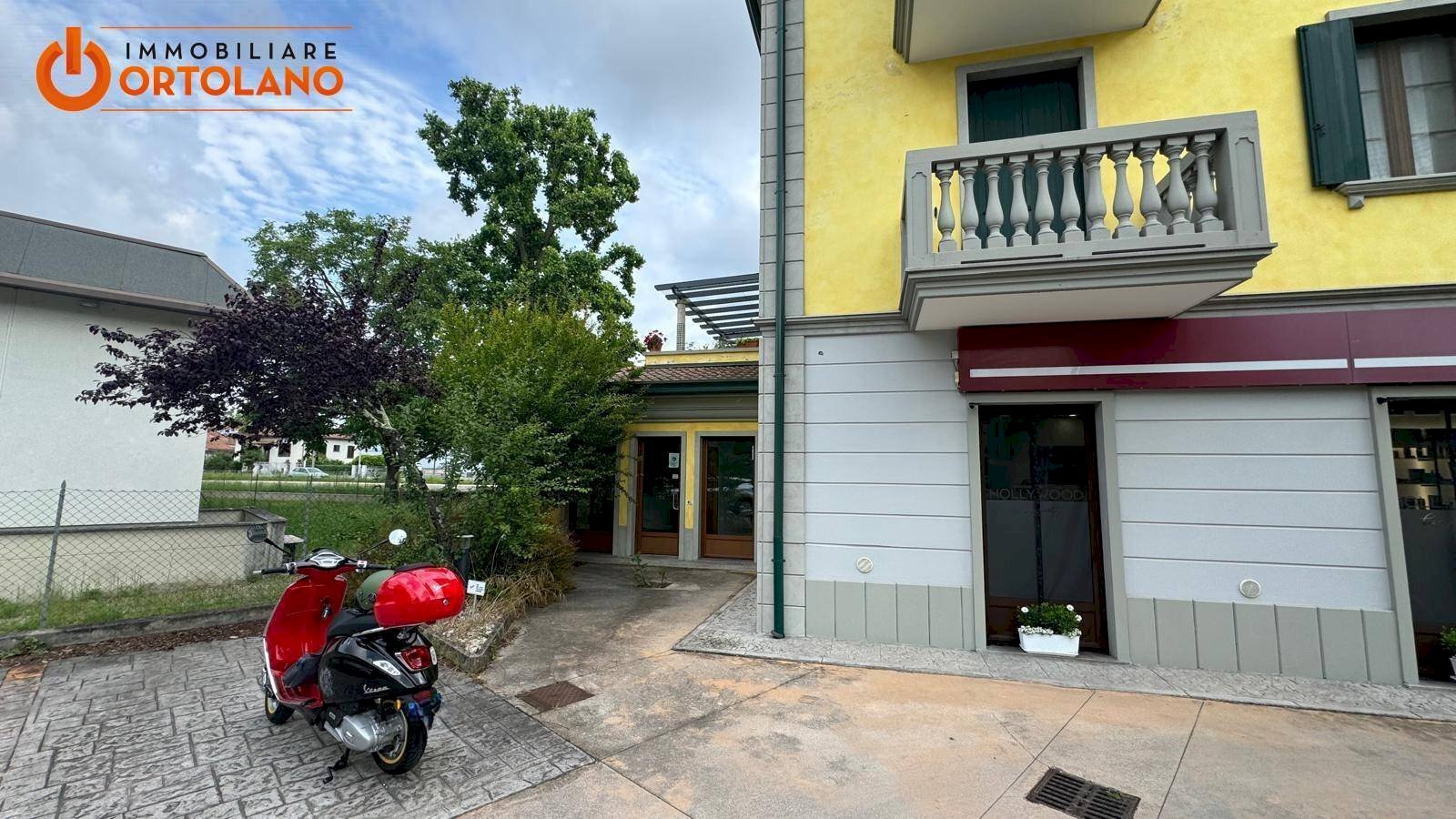 Foto 3 - Locale Commerciale Via F.lli Mucchiut
 
2, Sagrado - foto 3