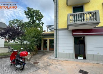 Foto 3 - Locale Commerciale Via F.lli Mucchiut
 
2, Sagrado - foto 3