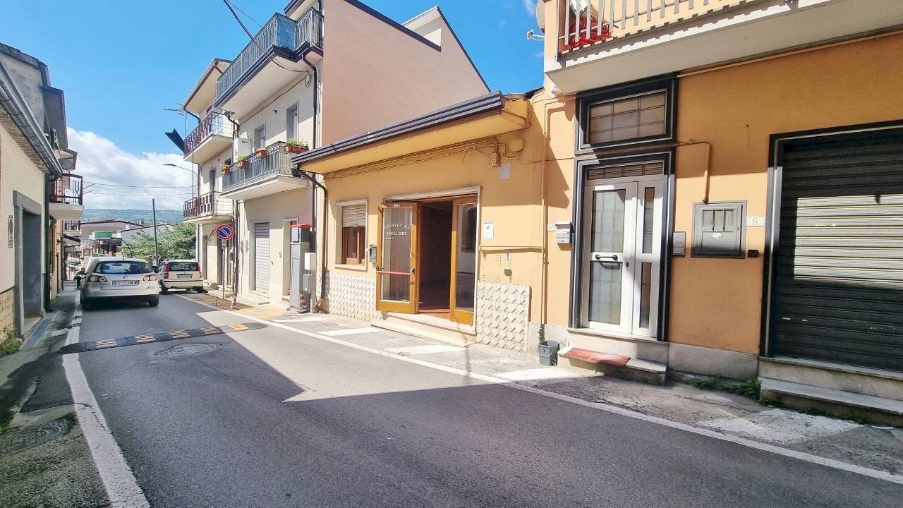 Foto 1 - Locale Commerciale Via Valle
 
12, Grottaminarda - foto 1