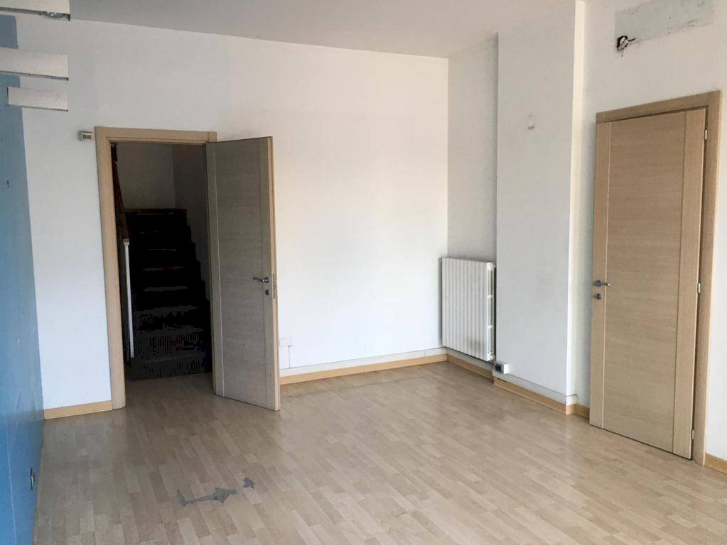 Foto 2 - Commercial Premises Viale Italia
 
243-245, Avellino - photo 2