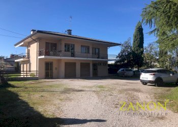 Foto 1 - Locale Commerciale via Pertini, Capriva del Friuli - foto 1