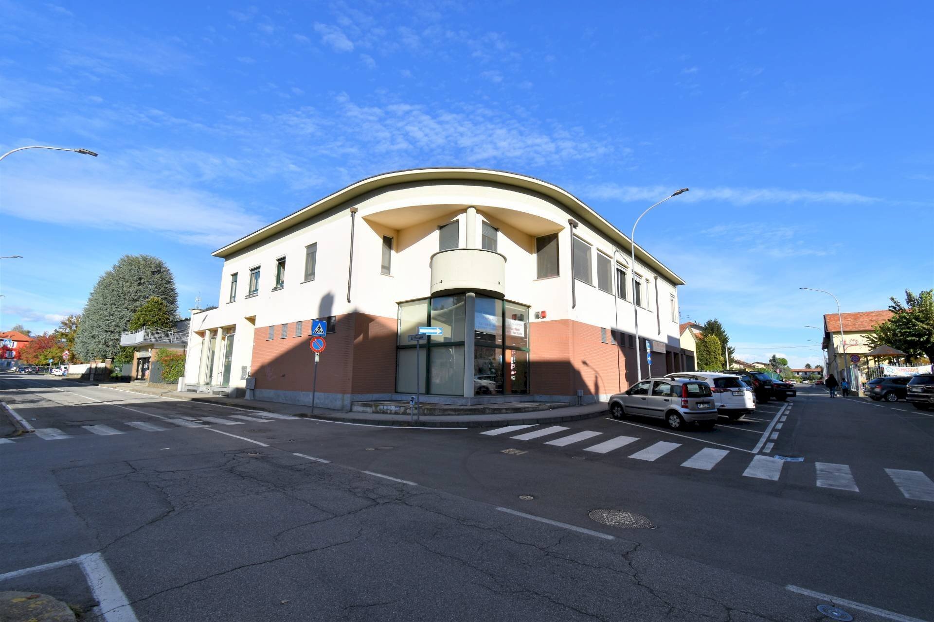 Foto 1 - Commercial Premises Via Stefano Barassi
 
11, Carnate - photo 1