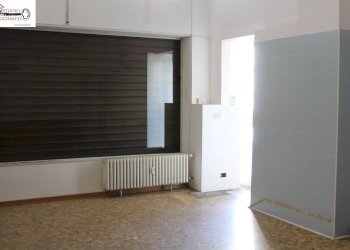 Foto 3 - Commercial Premises Via Isonzo
 
2-4, Gaglianico - photo 3