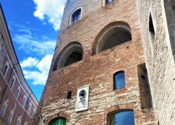 Foto 1 - Commercial Premises Piazza del Comune, Fabriano - photo 1