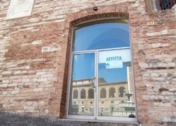 Foto 2 - Commercial Premises Piazza del Comune, Fabriano - photo 2