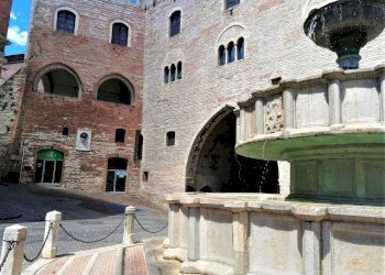 Foto 3 - Commercial Premises Piazza del Comune, Fabriano - photo 3