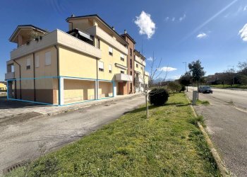 Foto 2 - Locale Commerciale VIA CARLO URBANI, Fabriano - foto 2