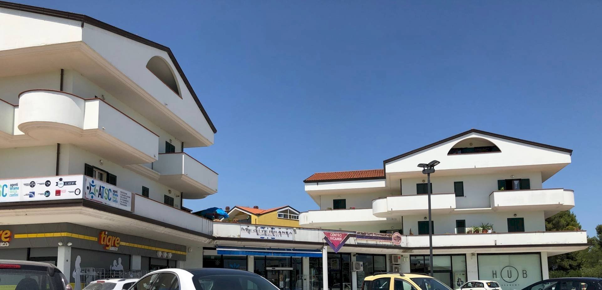 Foto 2 - Locale Commerciale Via Nazionale per Teramo
 
226, Giulianova - foto 2