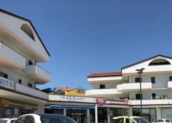 Foto 2 - Locale Commerciale Via Nazionale per Teramo
 
226, Giulianova - foto 2