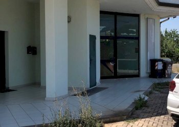 Foto 3 - Locale Commerciale Via Nazionale per Teramo
 
226, Giulianova - foto 3