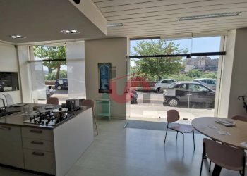 Foto 2 - Commercial Premises Via Lungo Calore Manfredi Di Svevia, Benevento - photo 2