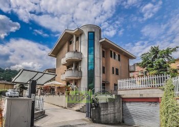 Foto 1 - Quadrilocale Piazza Mattei, Comunanza - foto 1