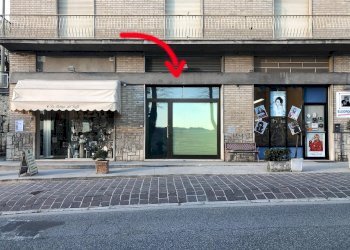Foto 1 - Commercial Premises Via Cesare Battisti
 
76, Amandola - photo 1