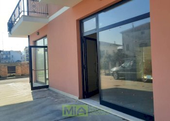 Foto 2 - Locale Commerciale via Scarlatti
 
3, Altidona - foto 2