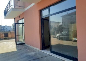 Foto 2 - Locale Commerciale via Scarlatti
 
3, Altidona - foto 2