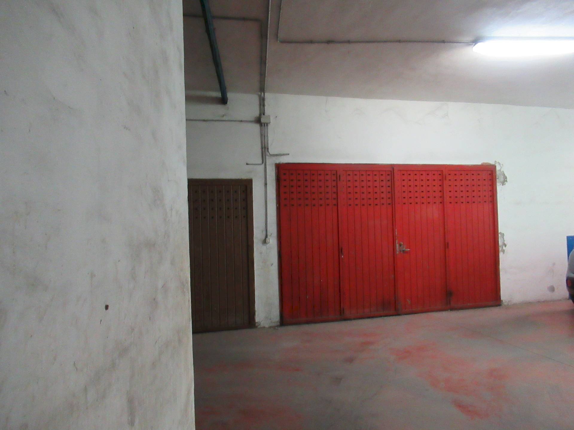 Foto 2 - Box viia del circuito
 
388, Pescara - foto 2