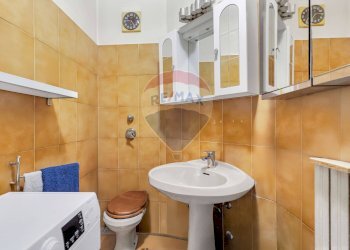 Bagno di servizio. - Quadrilocale piazza C. Colombo
 
9, Brugherio - foto 16