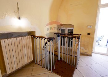 Scale - Casa indipendente Vico Villari
 
4-6-8, Triggiano - foto 5