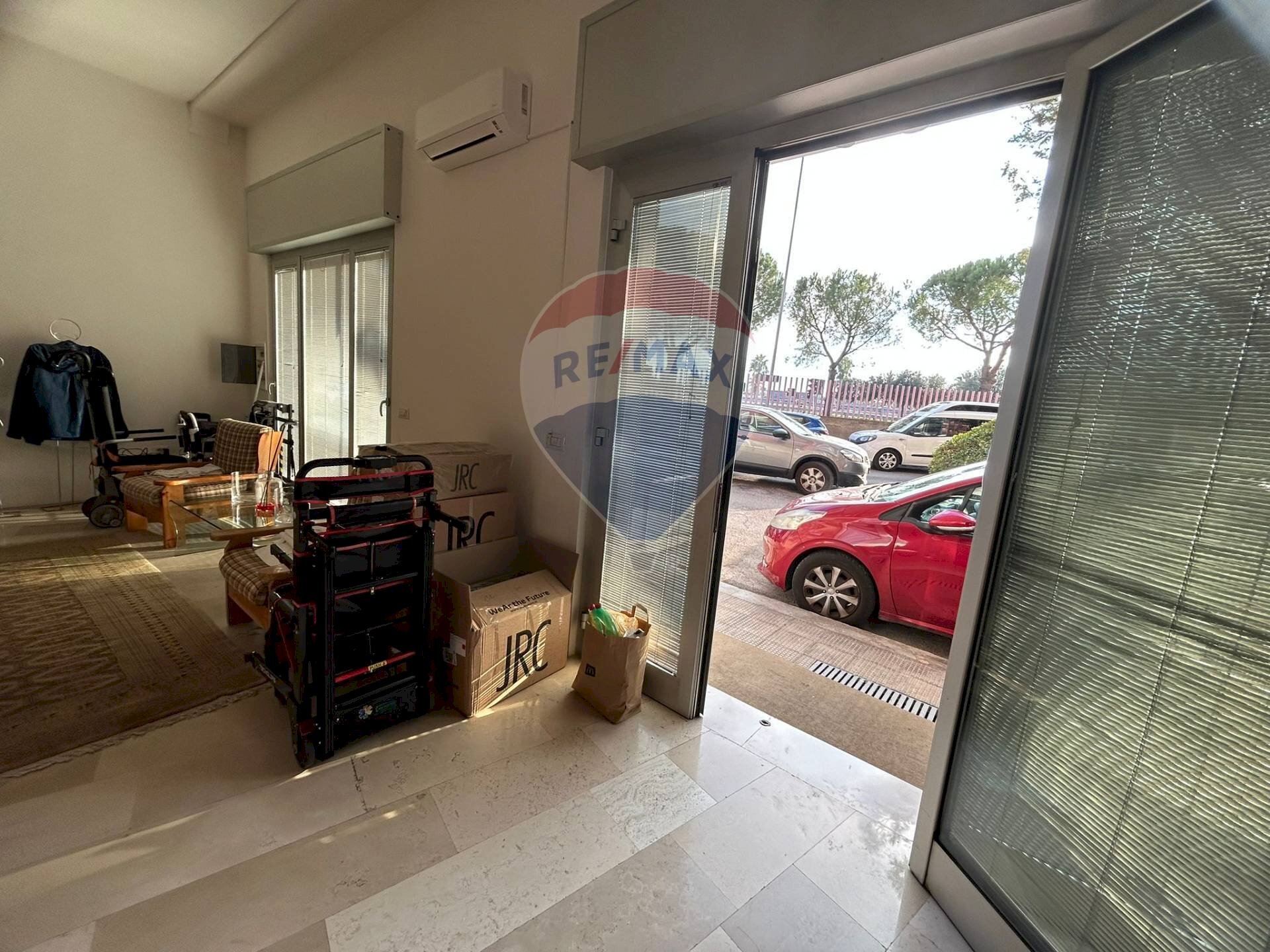 Soggiorno - Ufficio Via Camillo Rosalba
 
46, Bari - foto 2