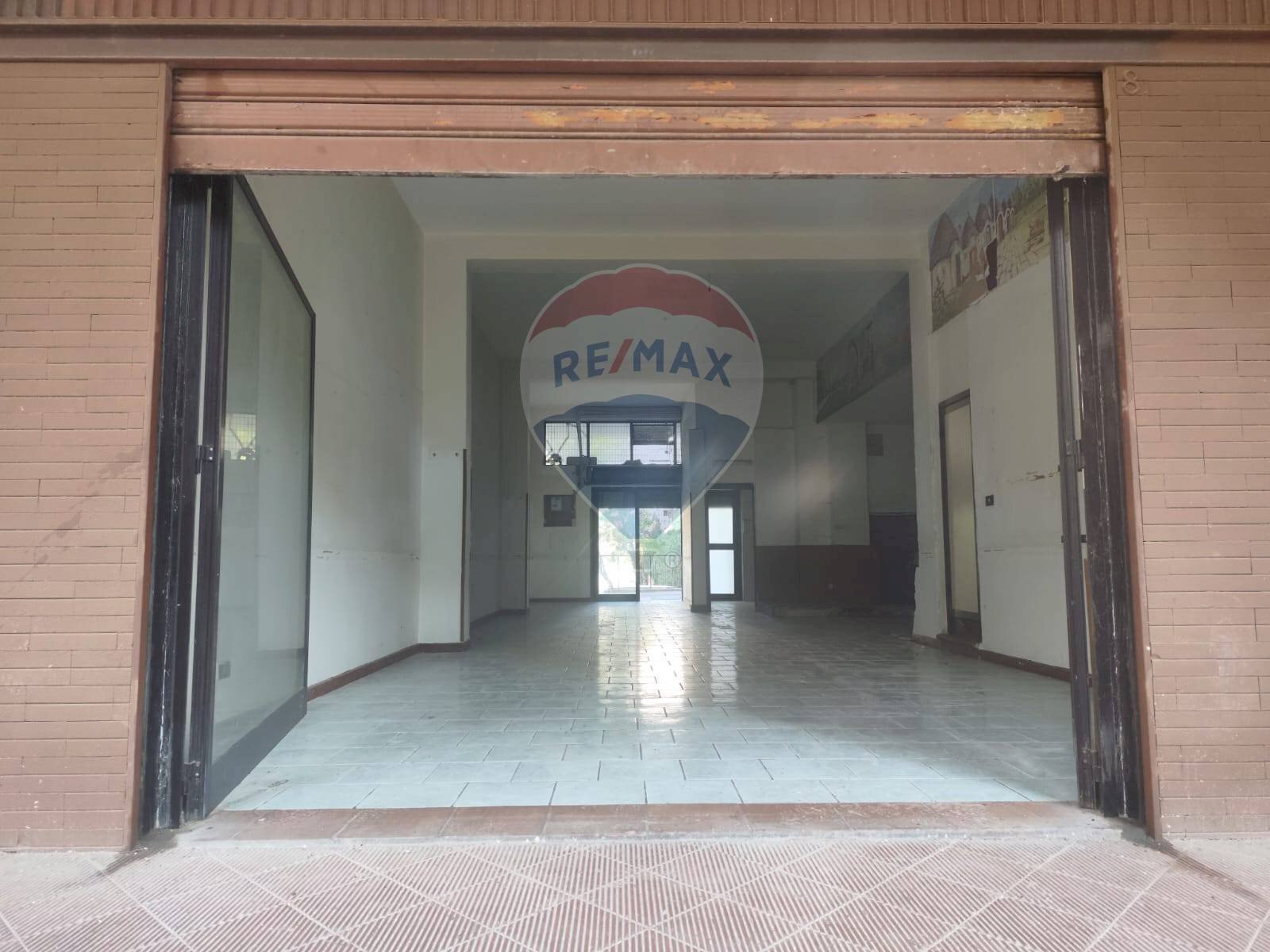 Hall / corridoio - Locale Commerciale Via Papa Giovanni Paolo I
 
10, Bari - foto 1