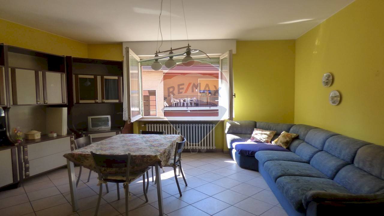 Sala da pranzo - Trilocale viale Garibaldi
 
83, Laveno-Mombello - foto 3