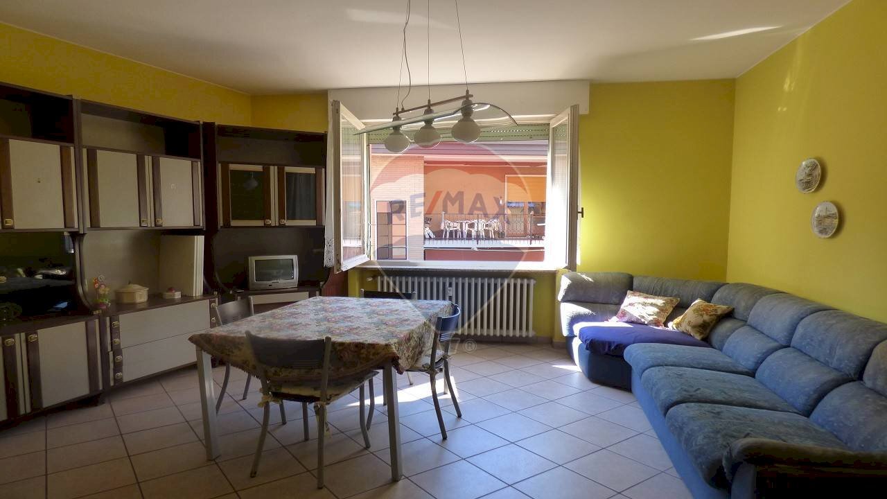 Sala da pranzo - Trilocale viale Garibaldi
 
83, Laveno-Mombello - foto 2