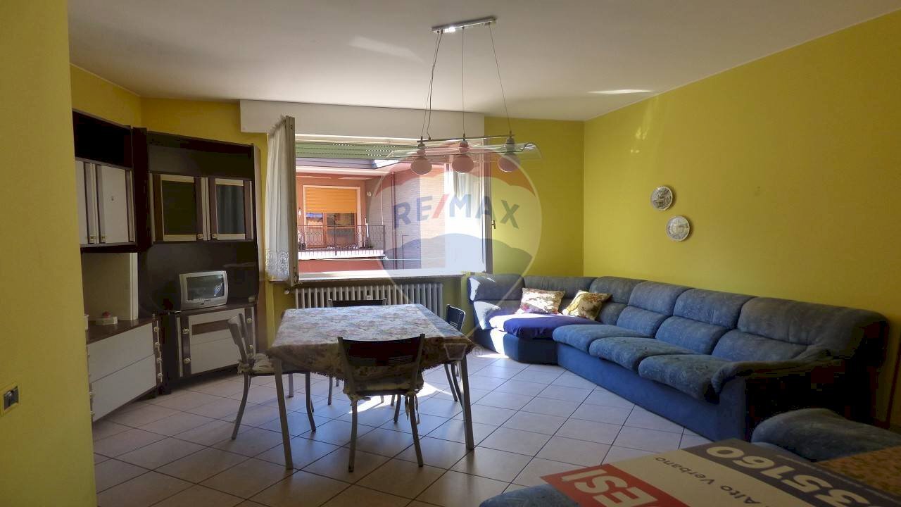 Sala da pranzo - Trilocale viale Garibaldi
 
83, Laveno-Mombello - foto 1