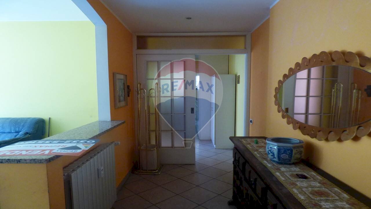 Hall / corridoio - Trilocale viale Garibaldi
83, Laveno-Mombello - foto 2
