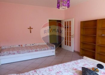 Camera / camera da letto - Trilocale viale Garibaldi
 
83, Laveno-Mombello - foto 9