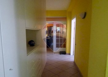 Hall / corridoio - Trilocale viale Garibaldi
 
83, Laveno-Mombello - foto 18