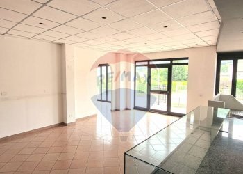 Stanza vuota - Locale Commerciale Via Provinciale
 
13, Brissago-Valtravaglia - foto 8