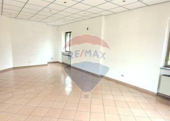 Stanza vuota - Locale Commerciale Via Provinciale
 
13, Brissago-Valtravaglia - foto 11