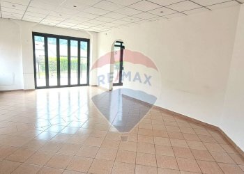 Stanza vuota - Locale Commerciale Via Provinciale
 
13, Brissago-Valtravaglia - foto 13