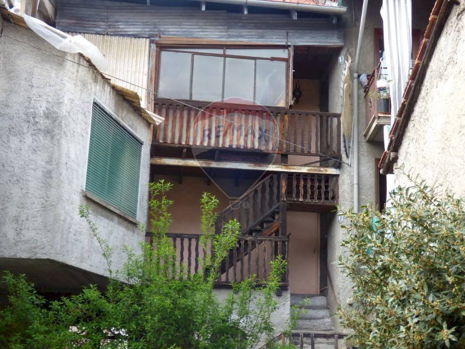 Edificio all\'aperto - Casa semi indipendente via Engolini, Agra - foto 1