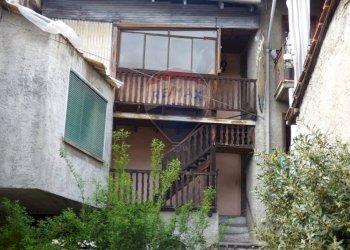 Edificio all\'aperto - Casa semi indipendente via Engolini, Agra - foto 1