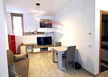 Sala da pranzo - Bilocale Via Mario Davi
 
33, Travedona-Monate - foto 2