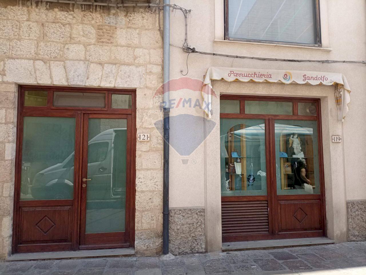 Edificio all\'aperto - Locale Commerciale C.so Paolo Agliata
 
121, Petralia Sottana - foto 1