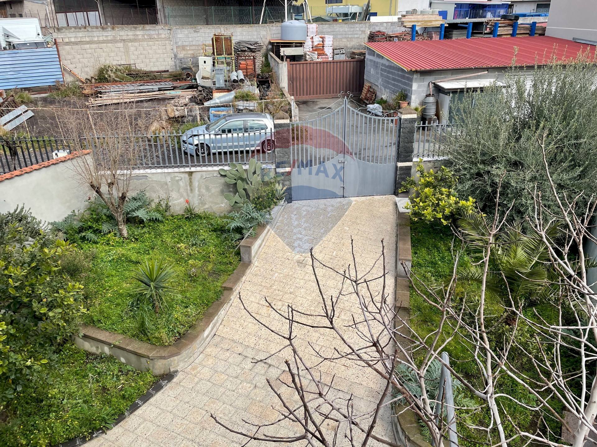 Giardino - Quadrilocale VIA DEI VOLTAIRE
 
SN, Adrano - foto 1