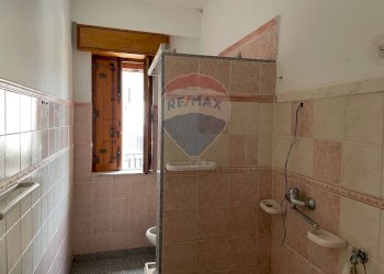 Bagno - Quadrilocale VIA DEI VOLTAIRE
 
SN, Adrano - foto 18