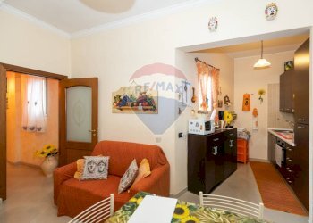 Sala da pranzo - Quadrilocale Via Castello Ursino
 
46, Catania - foto 7