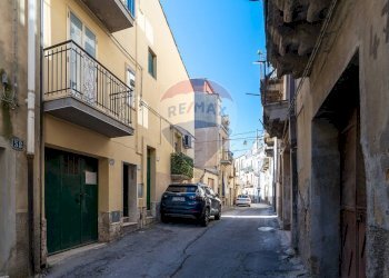 Edificio all\'aperto - Casa indipendente VIA VESPRI
 
52-54-56, Caltagirone - foto 6